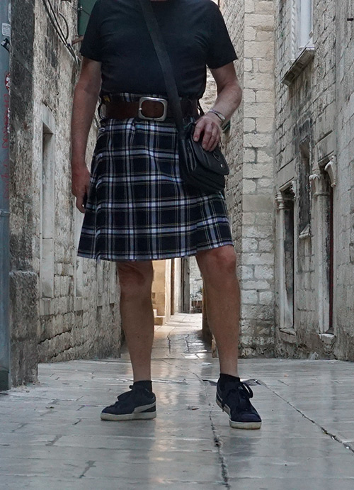 Kilt und Umhängetasche.