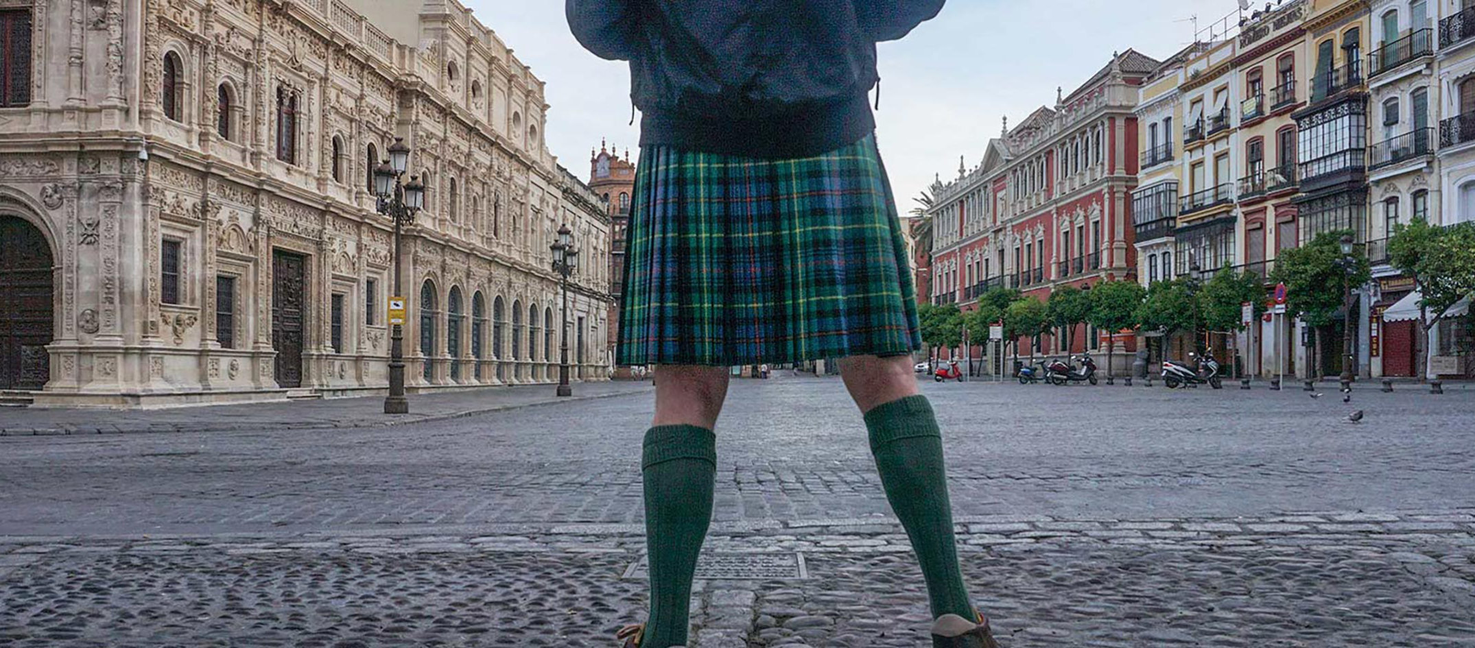 Die Schotten Alkohol Bild Spottschrift durch einen Tartan kilt tragen  Holländer mit Tennents Lager Alkohol in Dosen an einem Gürtel um seine  Hüften, als er die Teilnahme an der Stockfotografie - Alamy